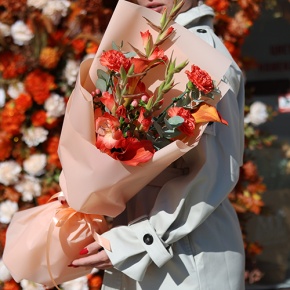 Букет "На закате дня" из гладиолусов, калл, гиперикума и диантусов в Ступино