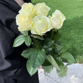 Букет из 5 белых роз (70 см) в Ступино