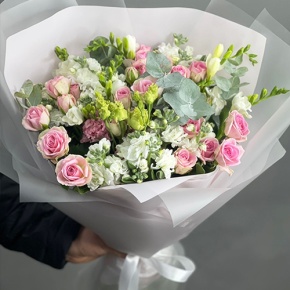 Букет "Особый случай " из ароматных маттиол, фрезий и кустовых роз в Ступино