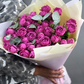 Букет "Малиновый бисквит" из кустовых и пионовидных роз и эвкалипта в Ступино