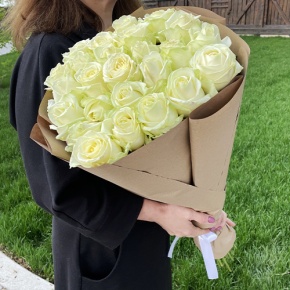 Букет из 25 белых роз в крафте (70 см) в Ступино