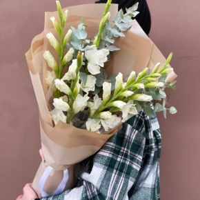Букет из 5 белых гладиолусов и эвкалипта в Ступино