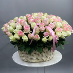 Композиция в корзине из 101 кенийской розы пастельный микс (40 см) в Ступино