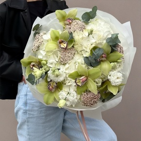 Букет "Эдем" из гортензии, орхидей, эустом, эвкалипта и озатамнуса в Ступино