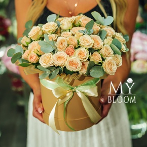 Композиция в шляпной коробке из кремовых кустовых роз в Ступино