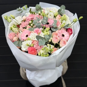 Букет "Ромео" из роз, эвкалипта, гербер, ароматных фрезий, озатамнуса, эустом и диантусов в Ступино