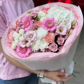 Букет "Розовые облака" из хризантемы, кустовых роз, диантусов, гортензии и эустом в Ступино