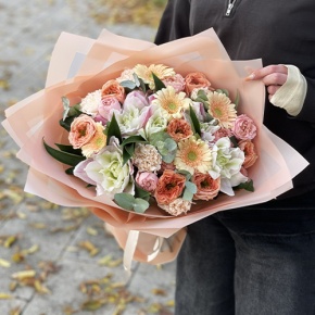 Букет "Лиссабон" из пионовидных роз, поновидных лилий и гербер  в Ступино