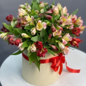 Композиция в шляпной коробке из 21 альстромерии в Ступино