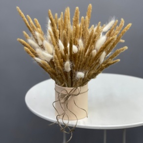 Композиция в шляпной коробке из колосков и лагуруса в Ступино