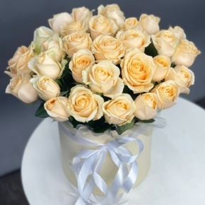 Композиция в шляпной коробке из 35 кремовых кенийских роз в Ступино