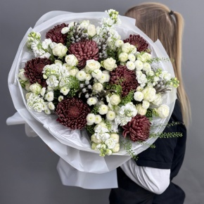 Букет "Шоколадный френч" из кустовых роз, хризантем Бигоуди, брунии, ароматных маттиол и сантини в Ступино