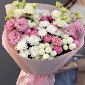 Букет "Задыхаюсь от нежности" из хризантемы, кустовых пионовидных роз, диантусов и эустом в Ступино