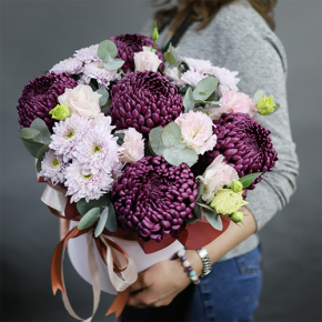 Композиция в шляпной коробке "Наденька" из хризантем Бигоуди, эустом и эвкалипта в Ступино