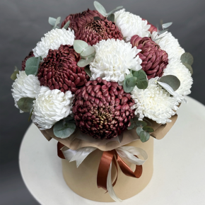 Композиция в шляпной коробке из 19 хризантем  в Ступино