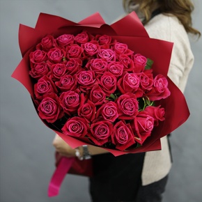 Букет из 35 малиновых роз Шангрила (50 см) в Ступино