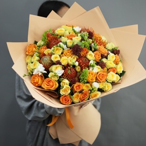 Букет "Осенние грёзы" из лейко, роз, фрезий, скиммии, молюцеллы и лейко в Ступино