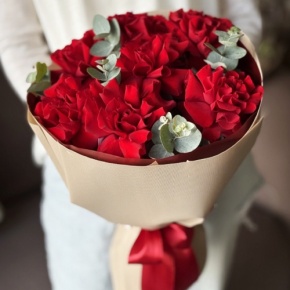 Букет "Красная пантера" из 7 роз Эквадор и эвкалипта в Ступино