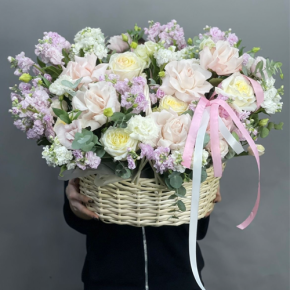 Композиция в корзине из роз Эквадор и ароматных маттиол в Ступино