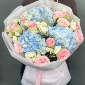 Букет "Легкий ветерок" из роз, конифера и гортензий в Ступино