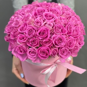 Композиция в шляпной коробке из 71 кенийской розы в Ступино