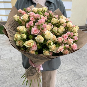 Букет из 19 кустовых роз в крафте (60 см) в Ступино