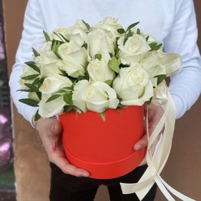 Композиция в шляпной коробке из 25 белых роз в Ступино