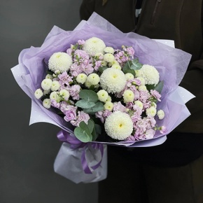 Букет "Ванила" из хризантем сантини, Момоко, эвкалипта и ароматных маттиол в Ступино