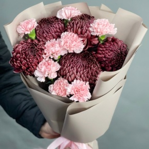 Букет из хризантем Бигоуди и розовых диантусов в Ступино