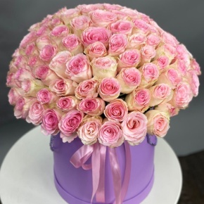 Композиция в шляпной коробке из 151 розы кения в Ступино