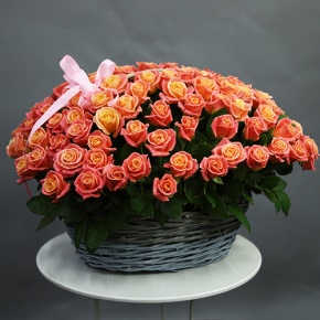 Композиция в корзине из 101 розы Мисс Пигги (50 см) в Ступино