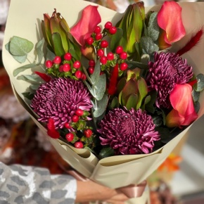 Букет "Элиза" из хризантем Бигоуди, гиперикума, сафари и калл в Ступино