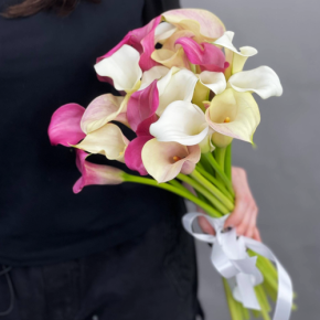 Букет из 21 каллы микс в Ступино