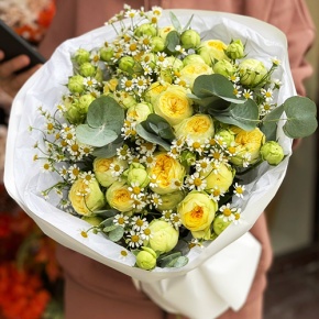 Букет "Иветта" из лимонных пионовидных кустовых роз и ромашек в Ступино
