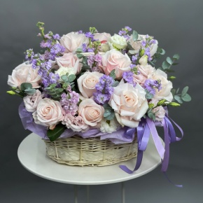 Композиция в корзине из французских роз и ароматных маттиол в Ступино