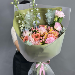 Букет "Таинственное очарование" из мазровых роз Риджентс парк, гиперикума, альстромерий, эустом и дельфиниума в Ступино