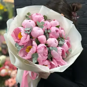 Букет из 15 лососевых пионов с эвкалиптом в Ступино