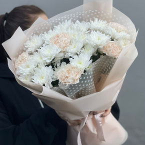 Букет из хризантем и диантусов пудра в Ступино