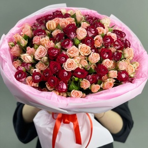 Букет "Рубиновый гранит" из 35 кустовых роз микс (50 см) в Ступино