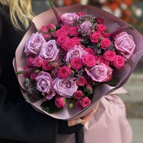 Букет "Малиновый вечер" из кустовых малиновых роз, вероники, лимониума и роз Меритим в Ступино