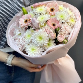 Букет "Дружба" из хризантемы, пионовидной лилии, гербер, диантусов и кустовых роз в Ступино