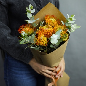 Букет "Гости из будущего" из 5 лейко и эвкалипта в Ступино