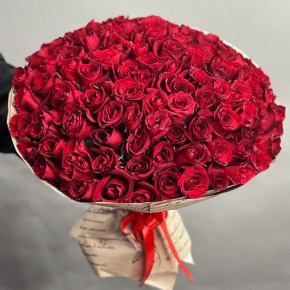Букет 101 красная роза Кения в крафте (50 см) в Ступино