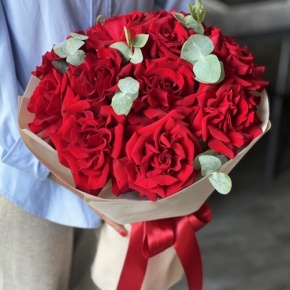 Букет "Красная пантера" из 13 роз Эквадор и эвкалипта в Ступино