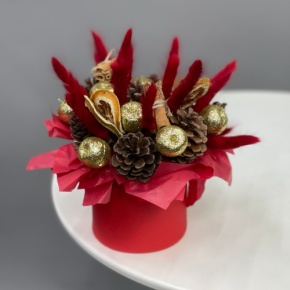 Композиция в шляпной коробке "Глинтвейн золото" из шишек, корицы и лагуруса в Ступино