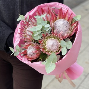 Букет из 5 протей и эвкалипта в Ступино