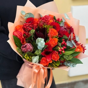 Букет "Красный закат" из калл, роз, калины, скиммии, гиперикума, сафари, гербер и капса в Ступино
