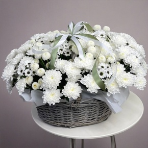 Композиция в корзине "Снежная лавина" из хризантем в Ступино