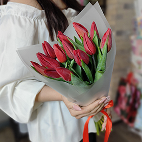 Букет из 15 красных тюльпанов в Ступино