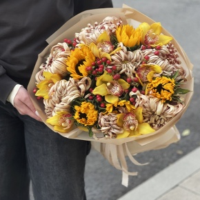 Букет "Биркин" из подсолнухов, орхидей, гиперикума, хризантем Виена в Ступино